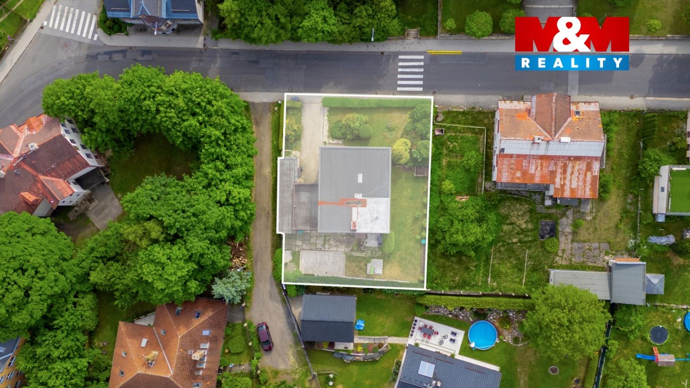 dům, pohled z dronu