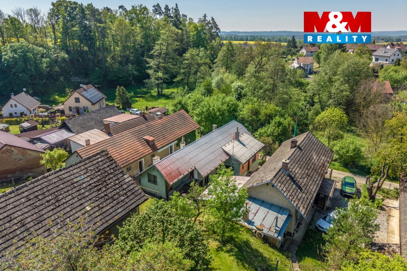 Pohled na dům a okolí