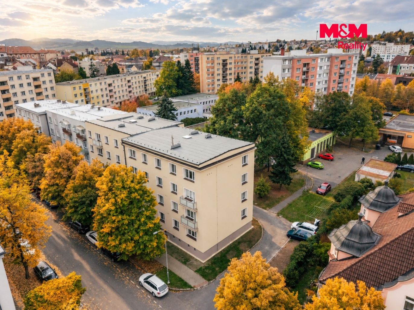 Podzimní panorama městské čtvrti.jpg