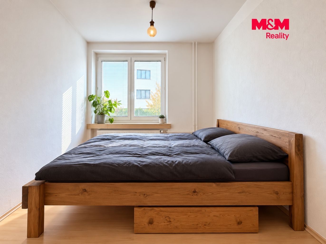 Minimalistická ložnice s dřevěnou postelí.png