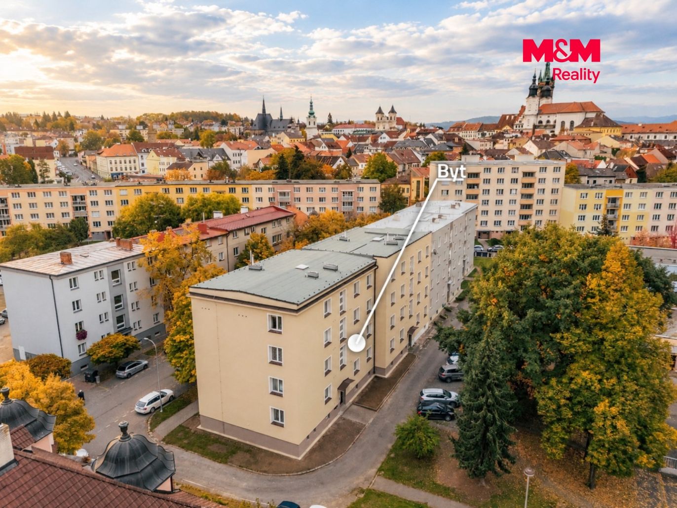 Podzimní panorama města s označeným bytem.jpg