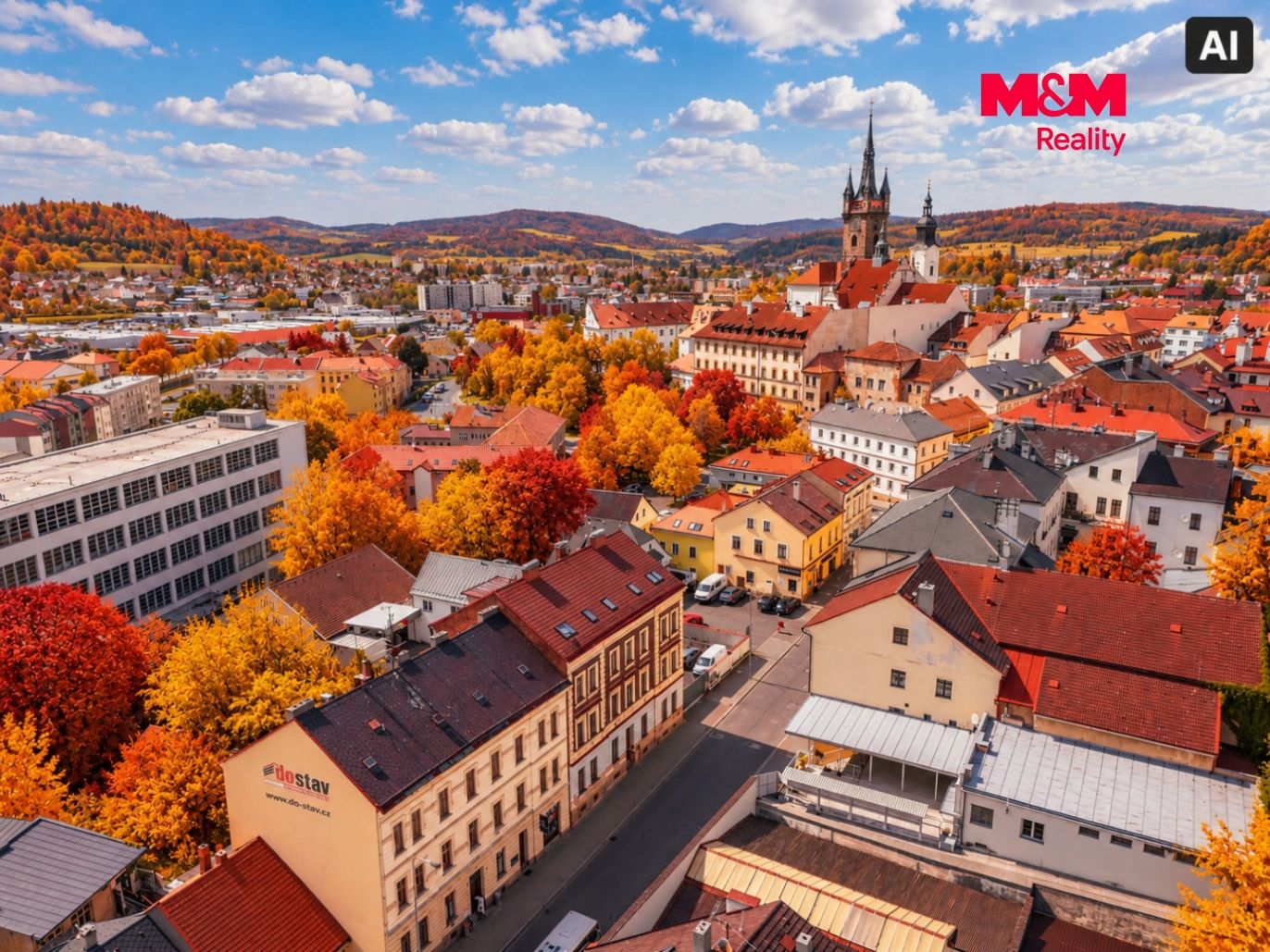 Podzimní panorama města s věžemi kostela.png