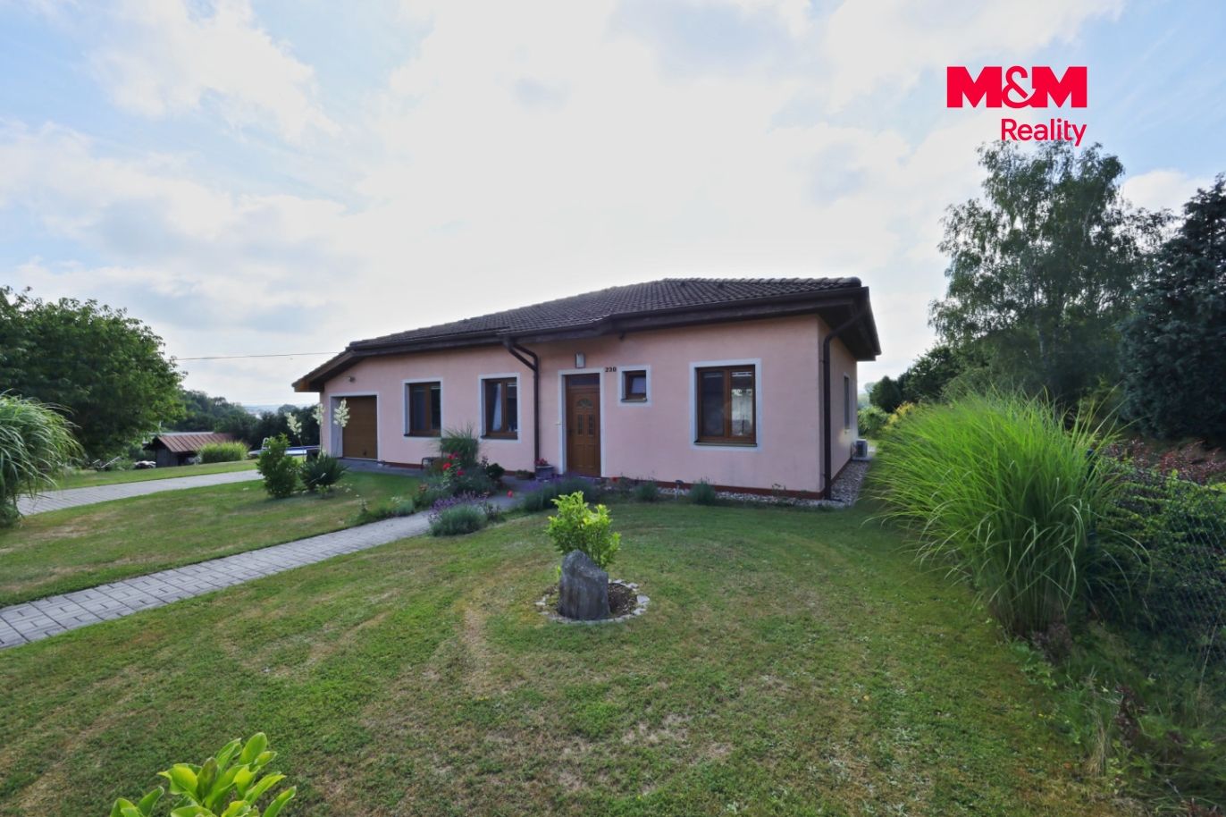 Dům a okolí