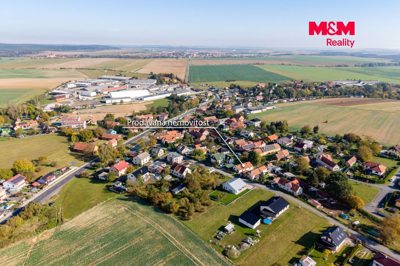 Letecký pohled na nemovitosti a okolí