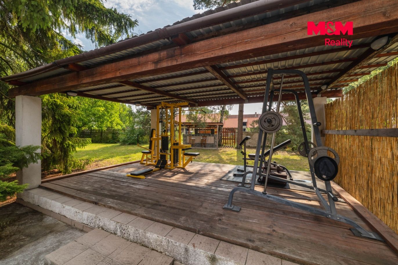 Posilovna pod přístřeškem