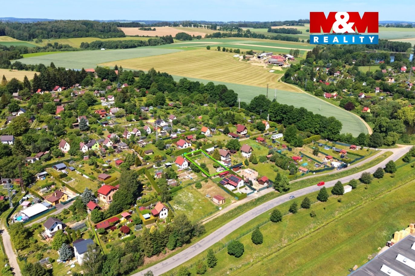 pozemek a okolí