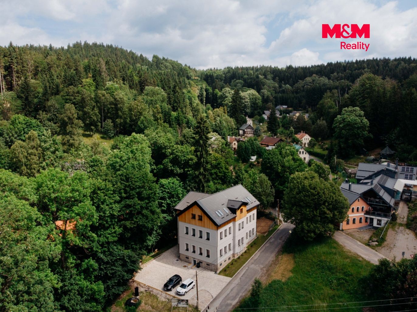 Dům a okolí