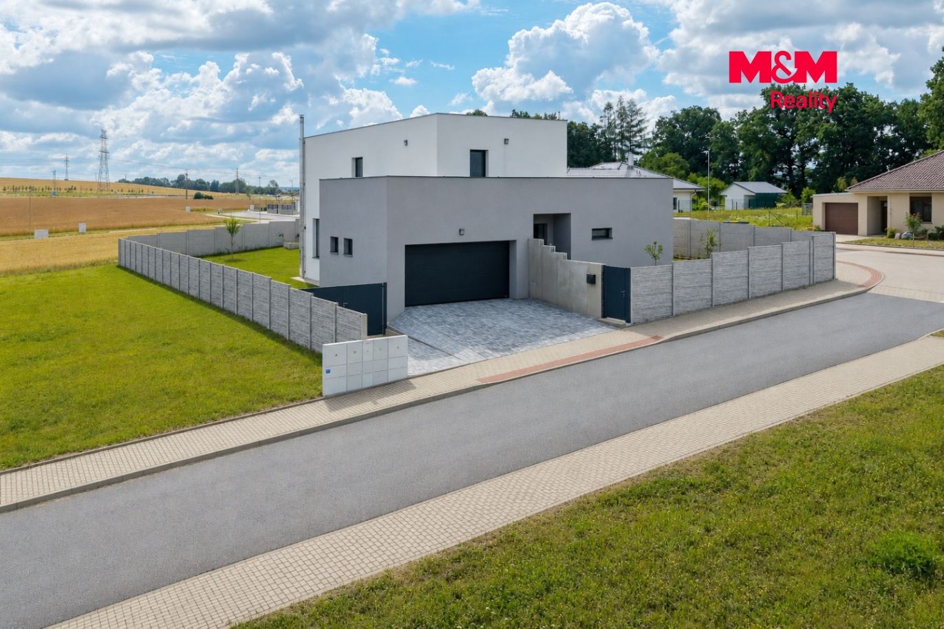 Dům a okolí