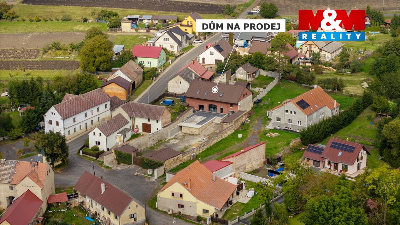 Pohled na dům a okolí