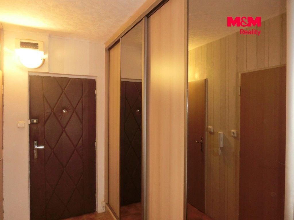 Velkáúložná skřín po celé délce chodby
