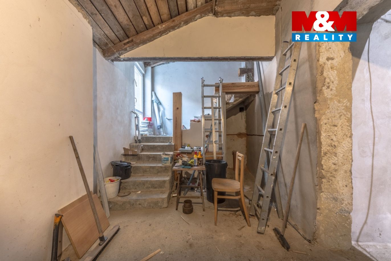 Chodba se schodištěm