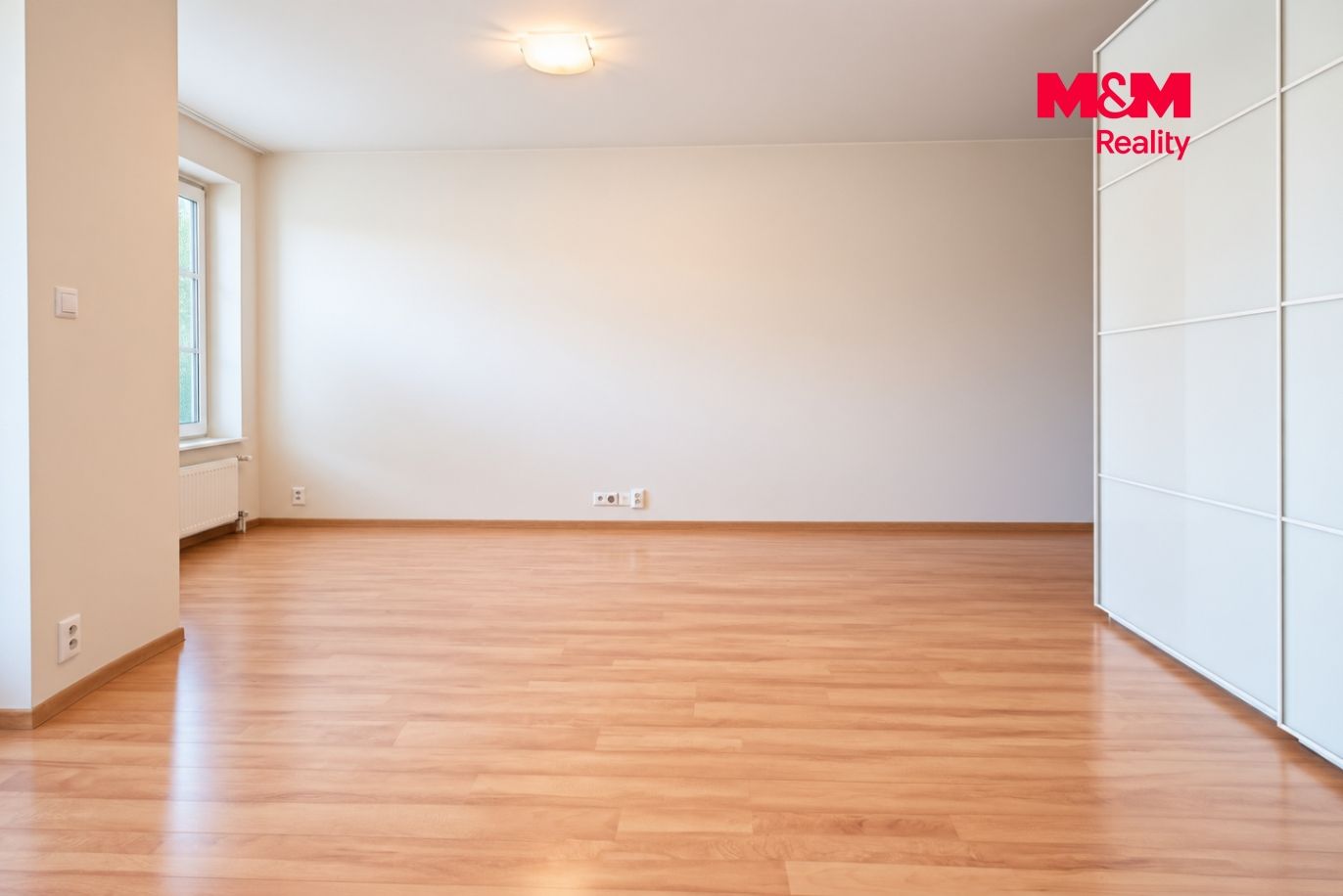 Minimalistický světlý obývací pokoj.png