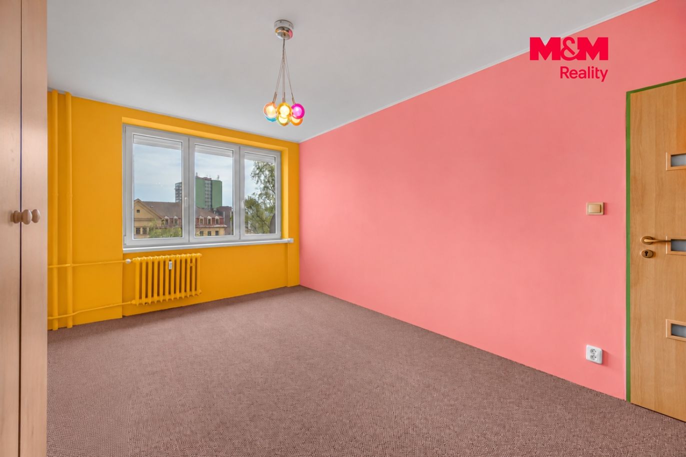 Prázdný pokoj v růžové a žluté.png