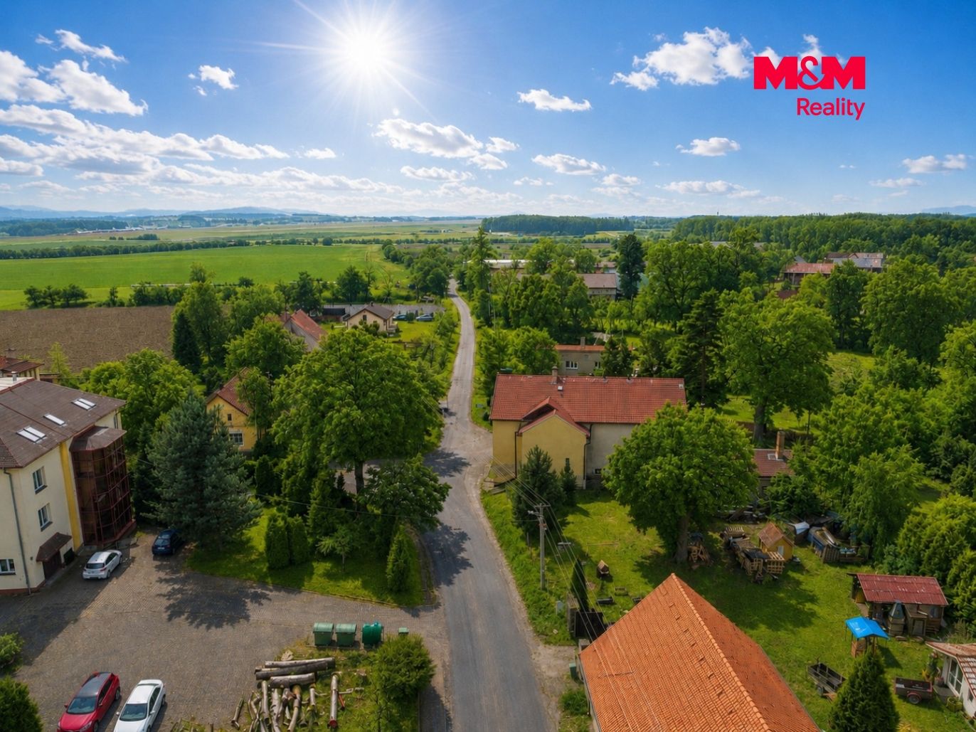 03_slunecna_letecka_panorama_venkovske_vesnice.jpg