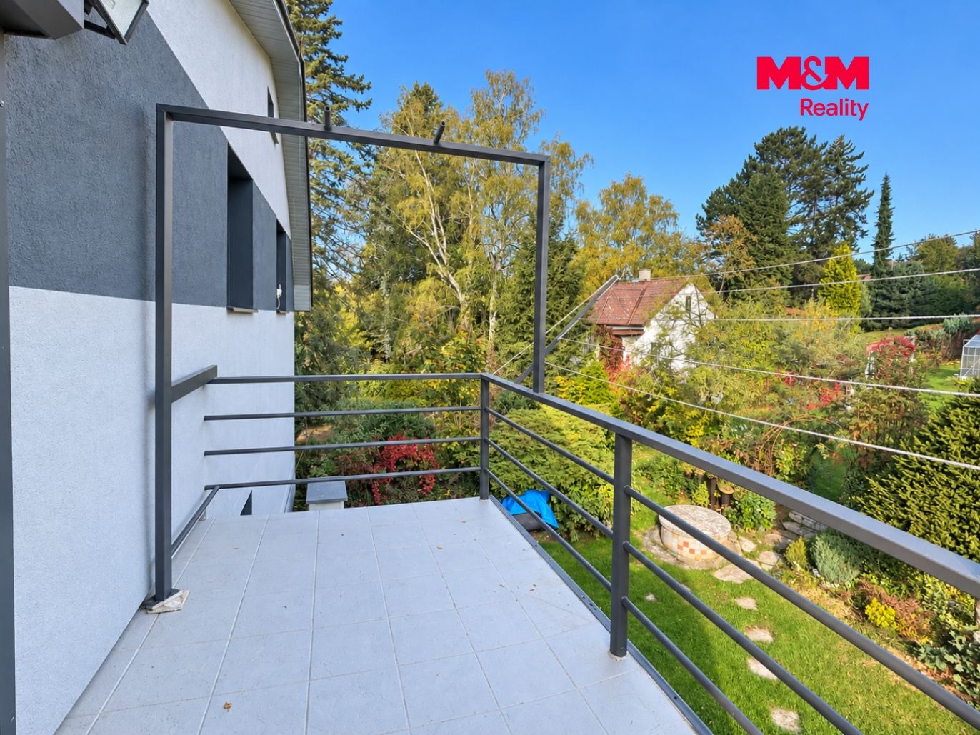 Světlý balkon a zahrada.png