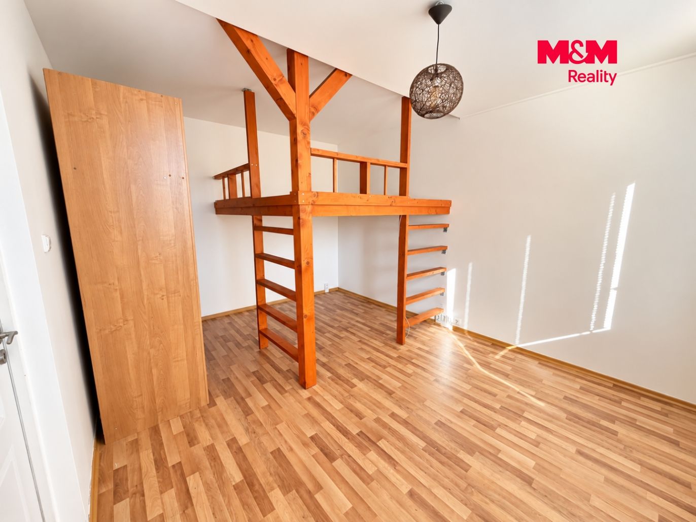 Světlý loft s dřevěnou konstrukcí.png