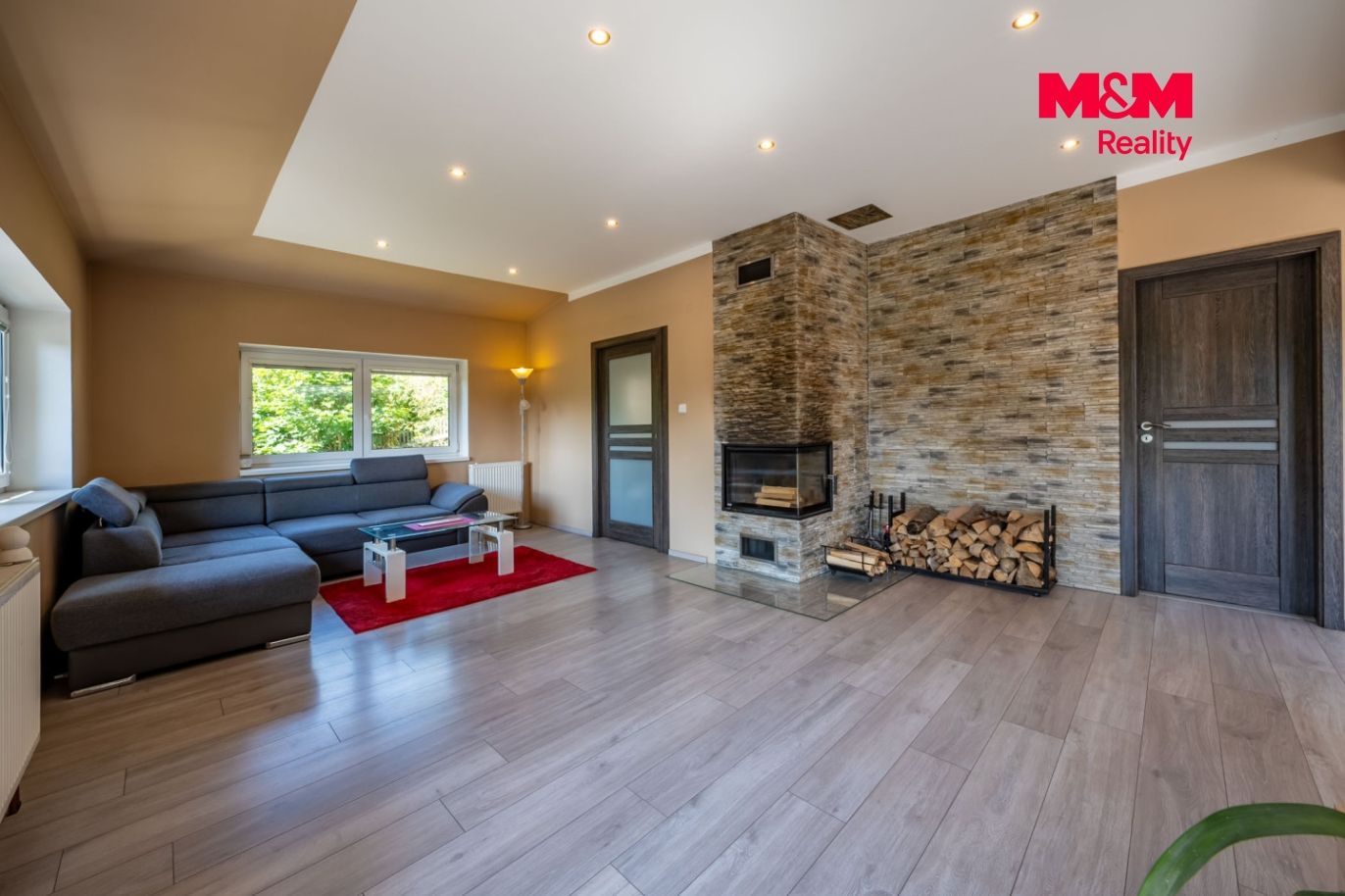 Obývací pokoj s krbem bytu 2+kk 108 m² 