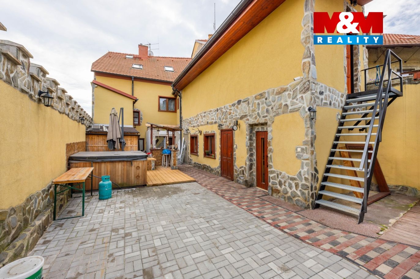 Dvůr