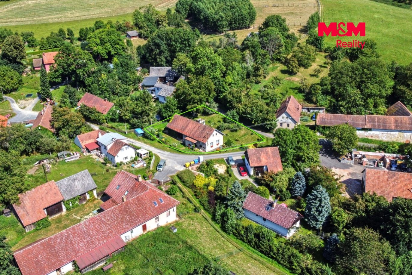 dům a okolí