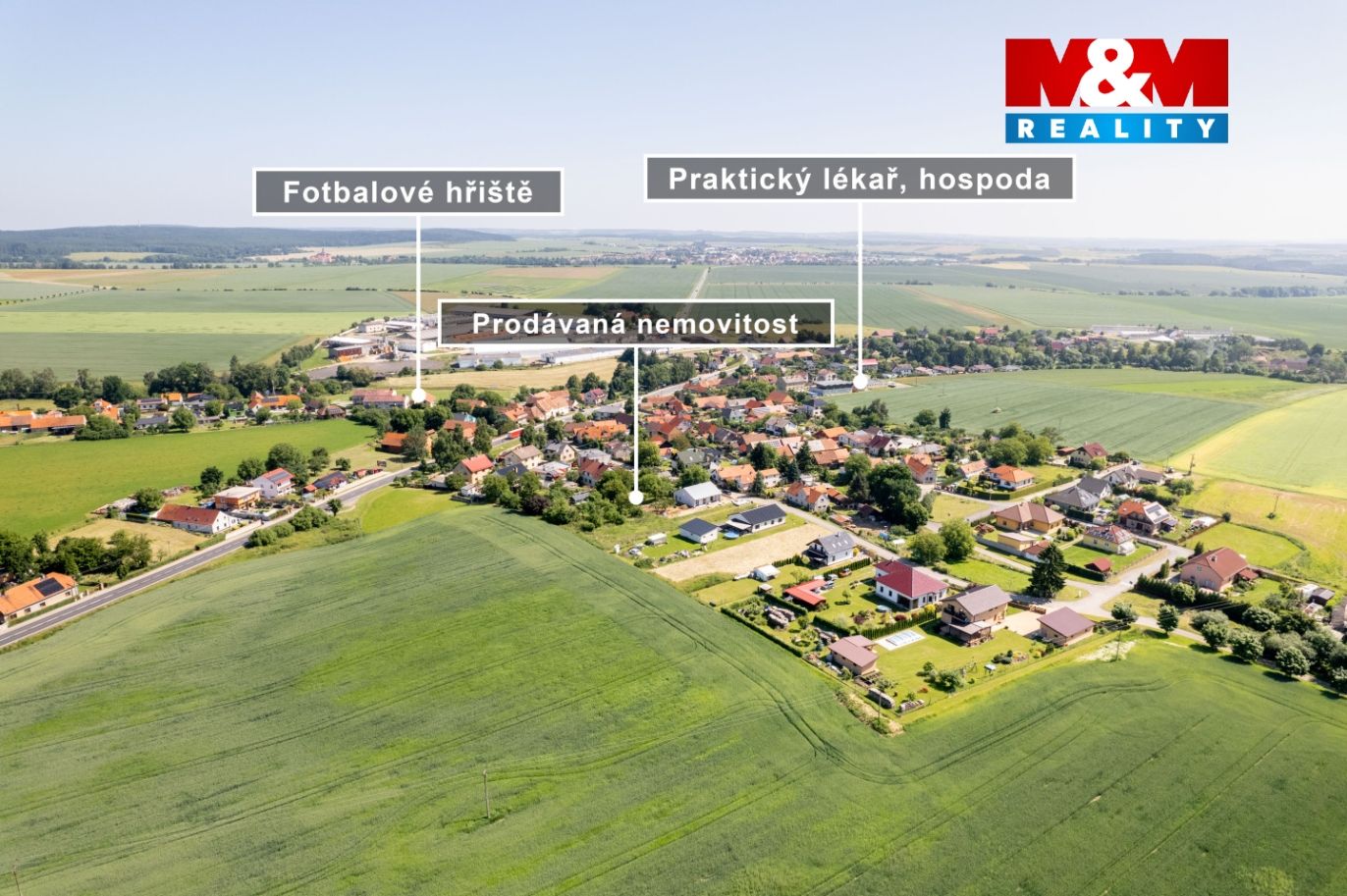 Pohled na pozemek a obec