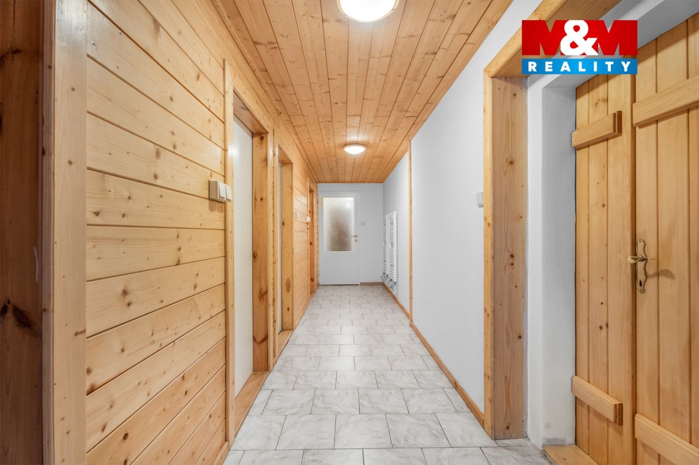 Chodba k sociálnímu zařízení a koupelnám