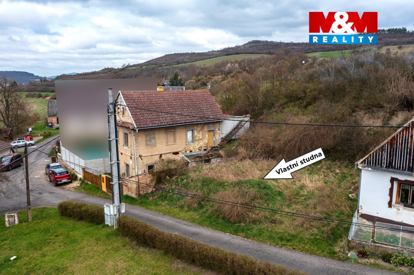 Pohled na dům a okolí