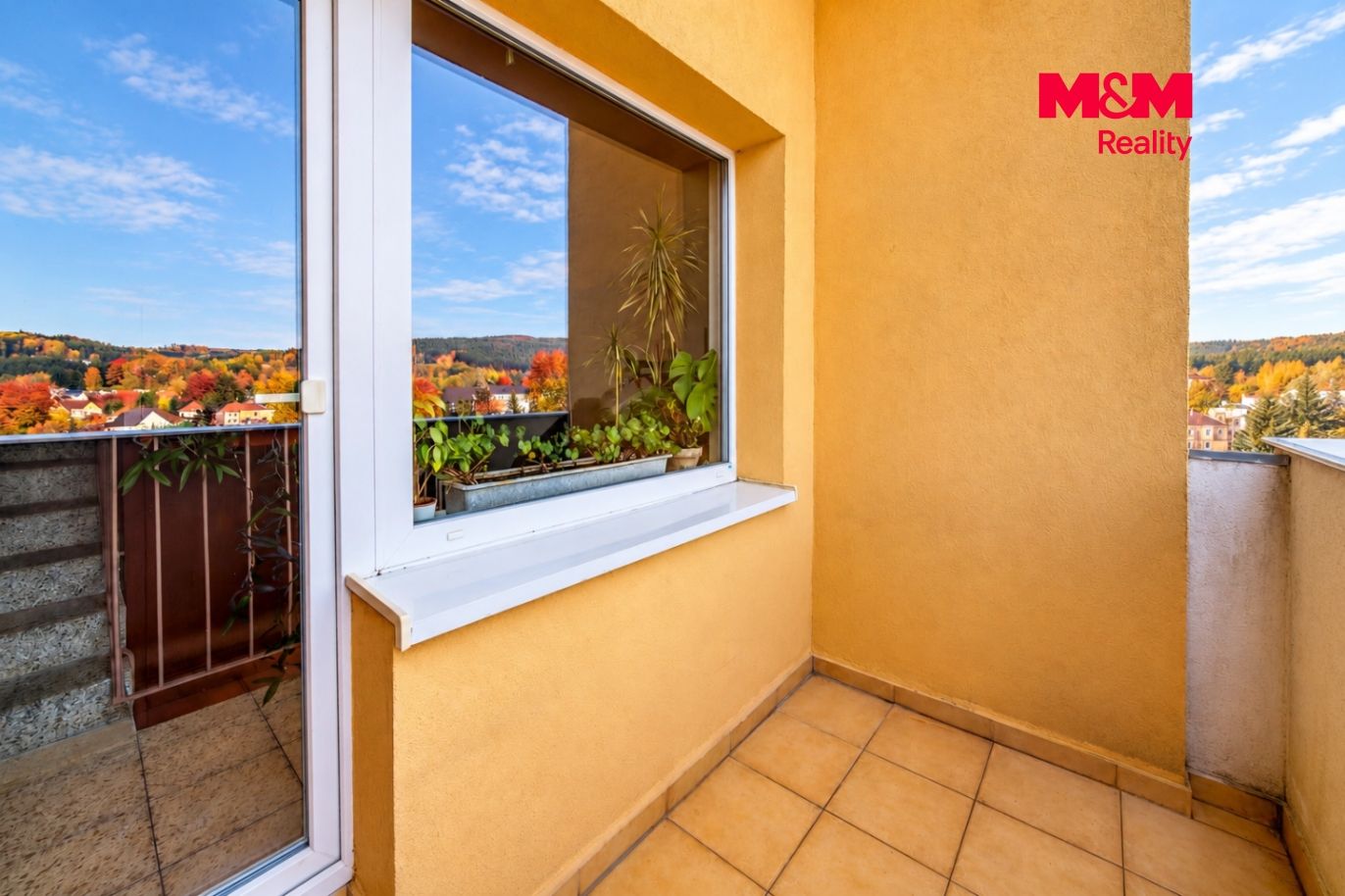 Podzimní balkon s výhledem na krajinu.png