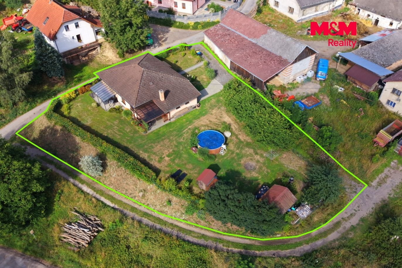 Dům a okolí