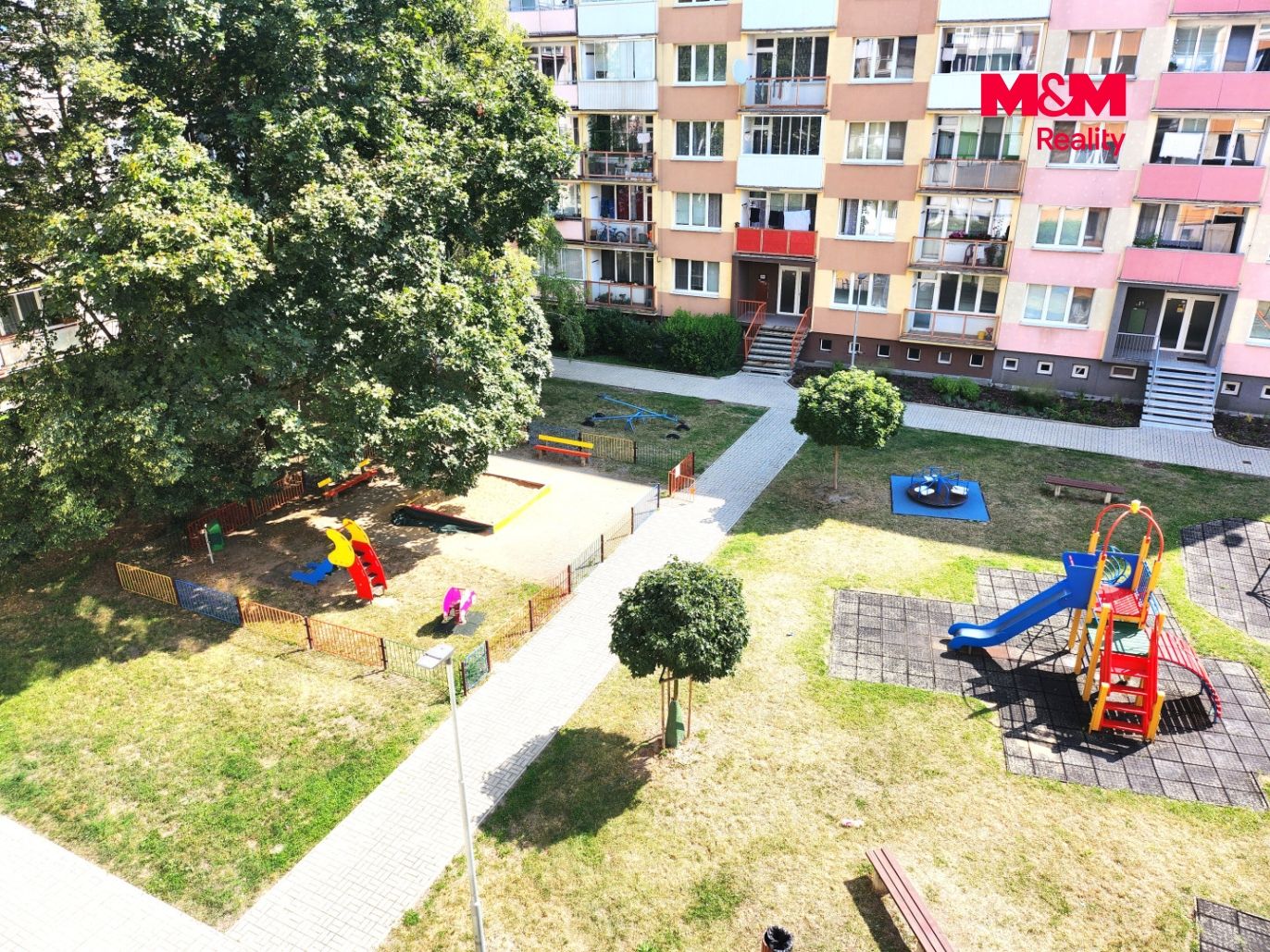 hřiště za domem