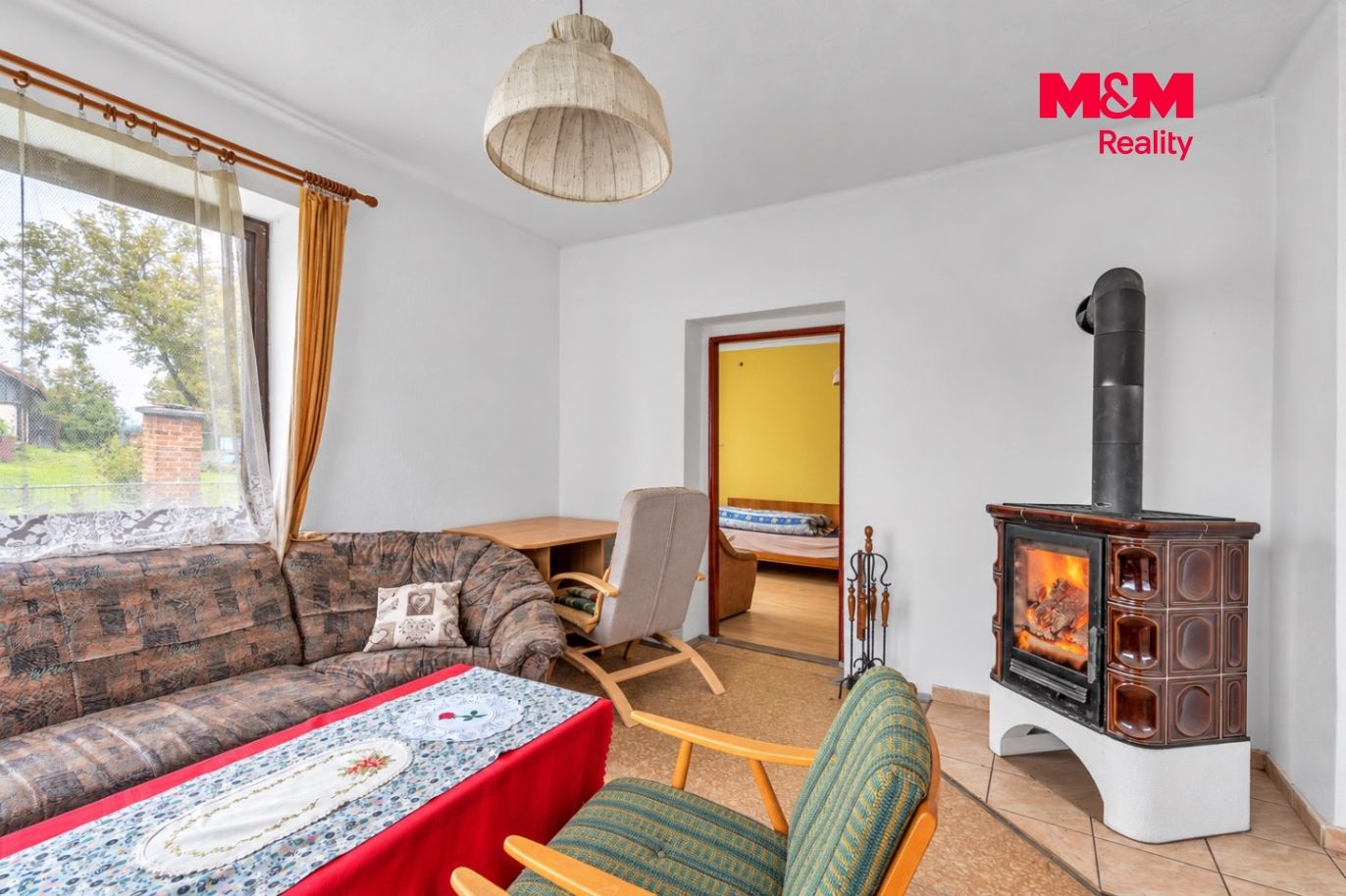 Uklizeny obyvaci pokoj v prirozenem svetle.jpeg