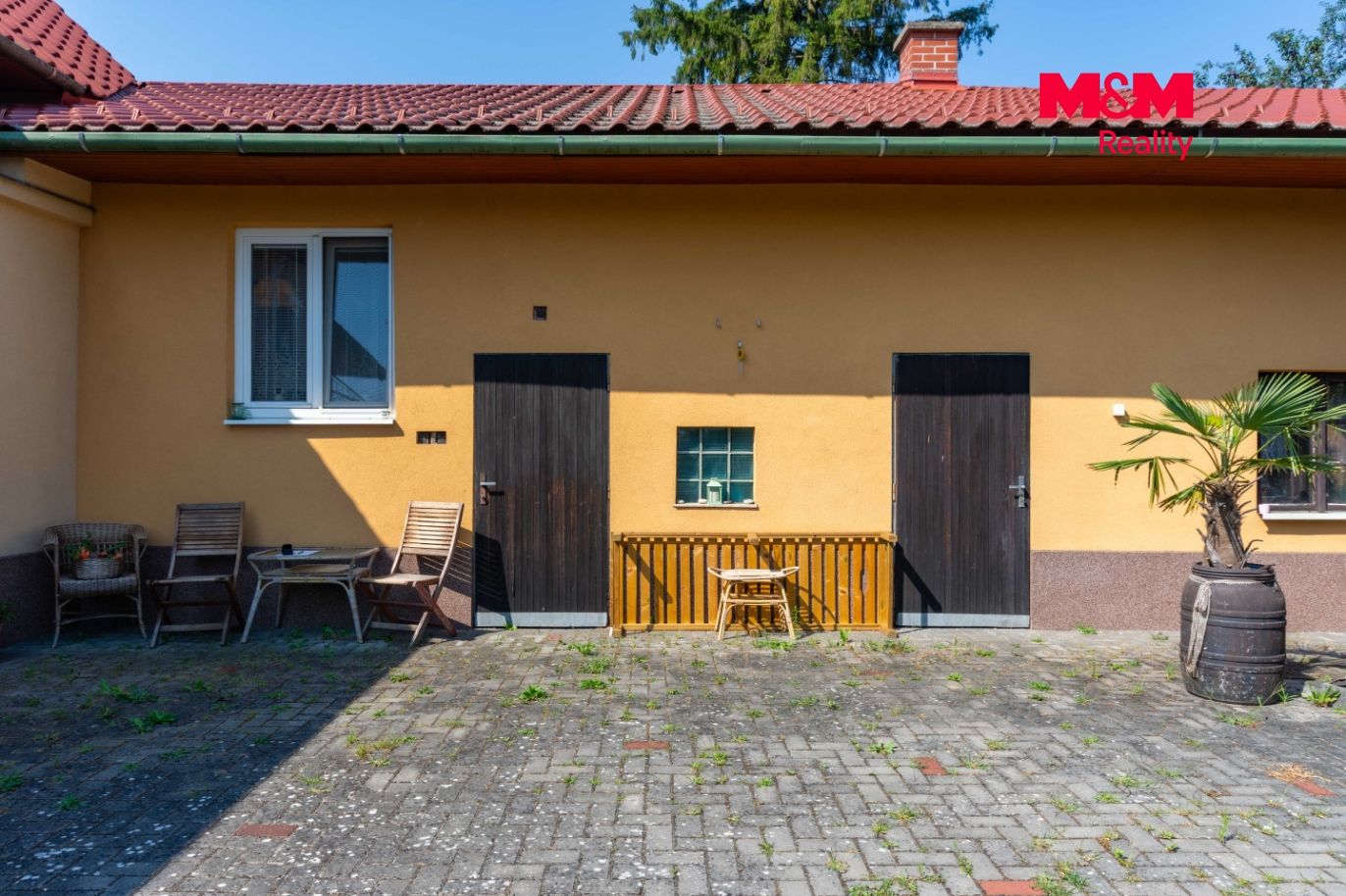 Přilehlé budovy
