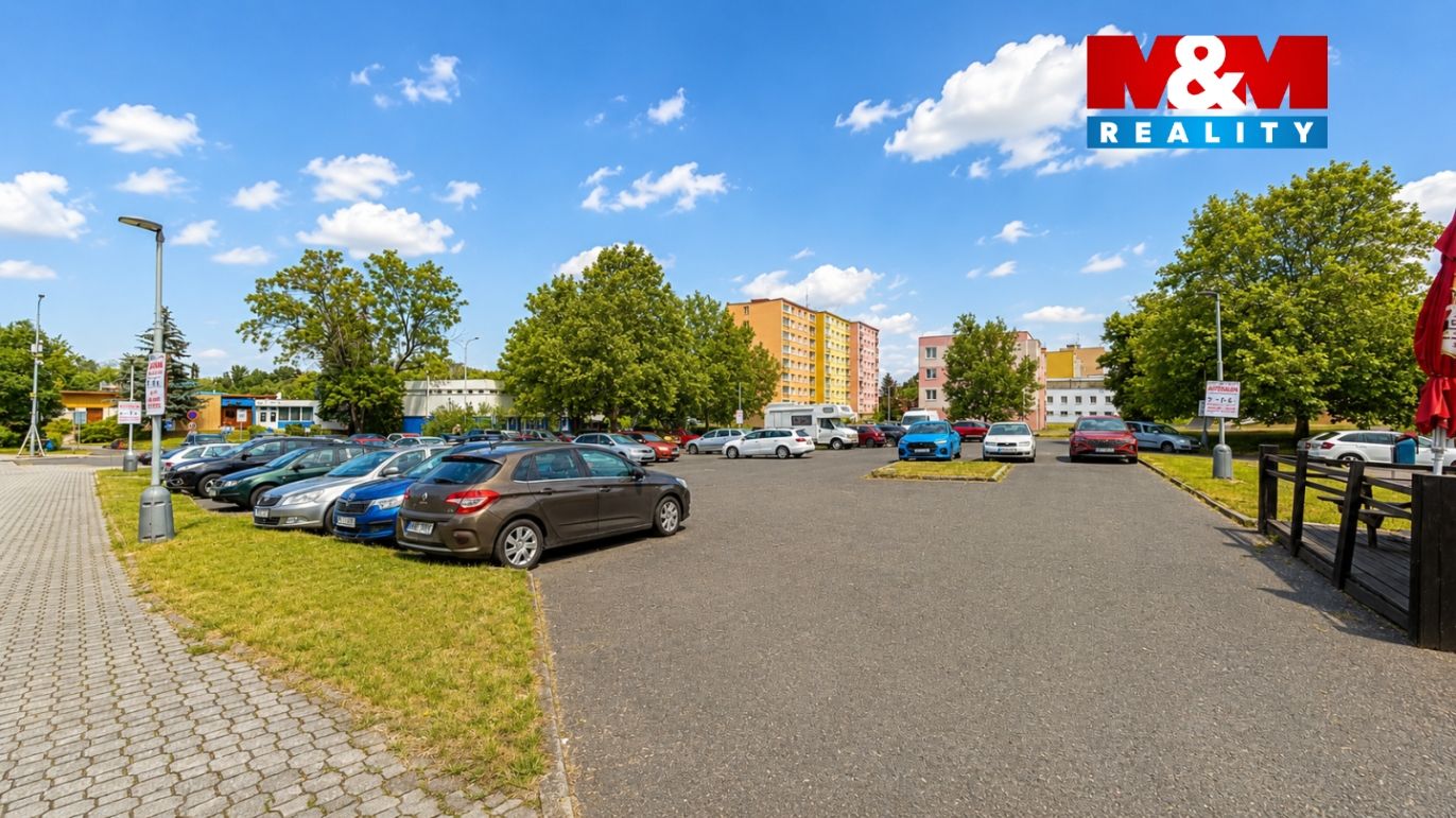 parkoviště před budovou