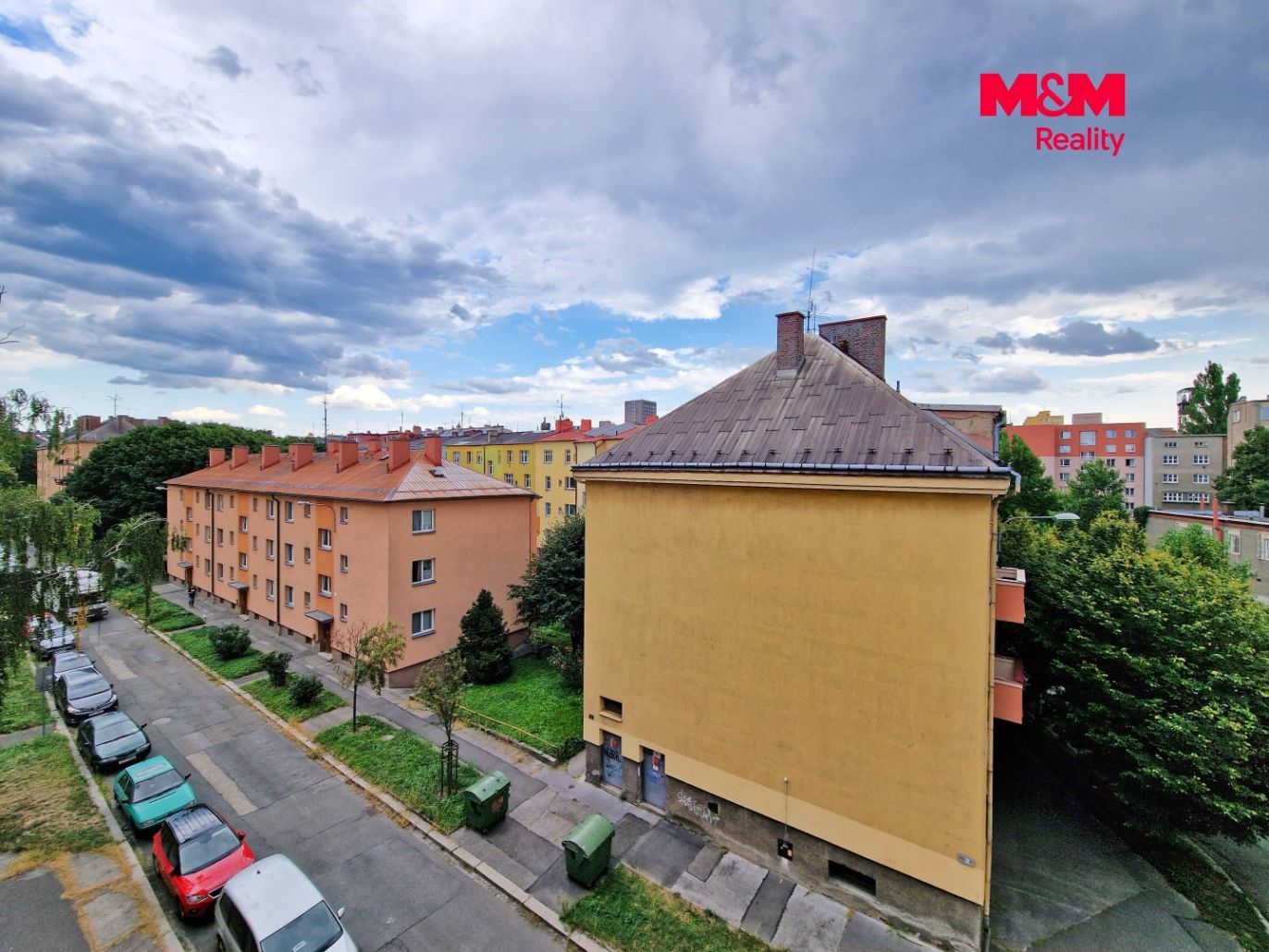 Pohled před dům z lodžie