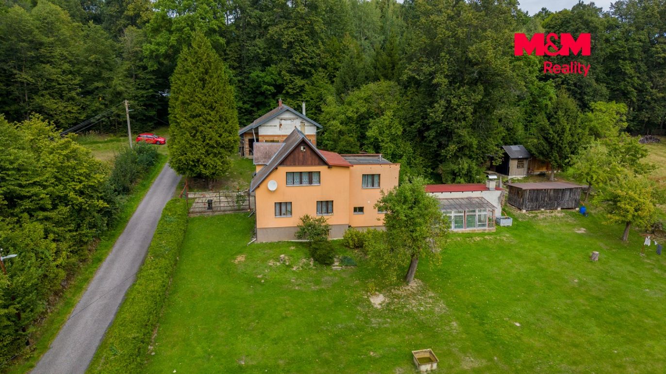 dům a pozemek s dronu 