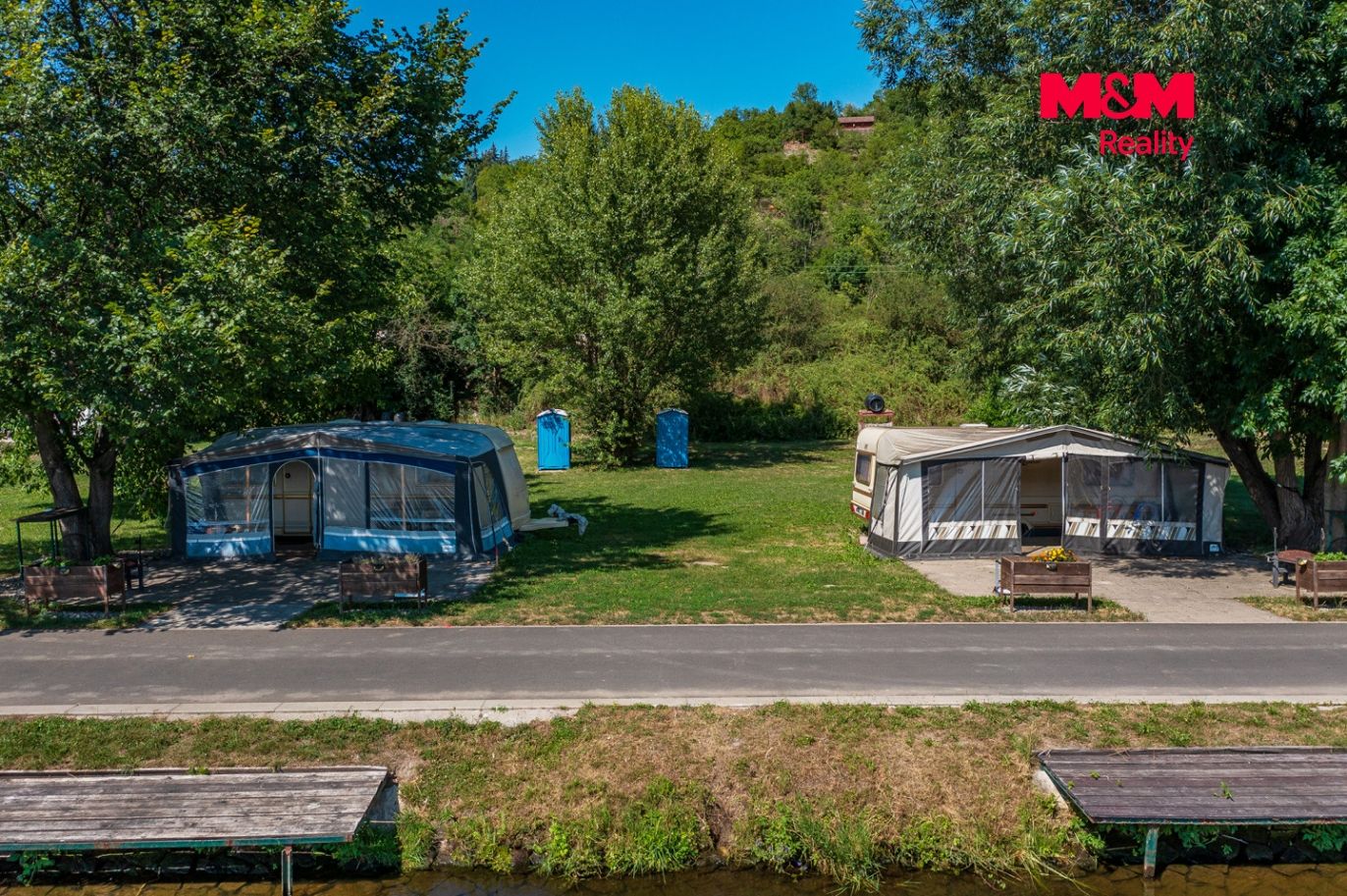 Pozemek s karavanem