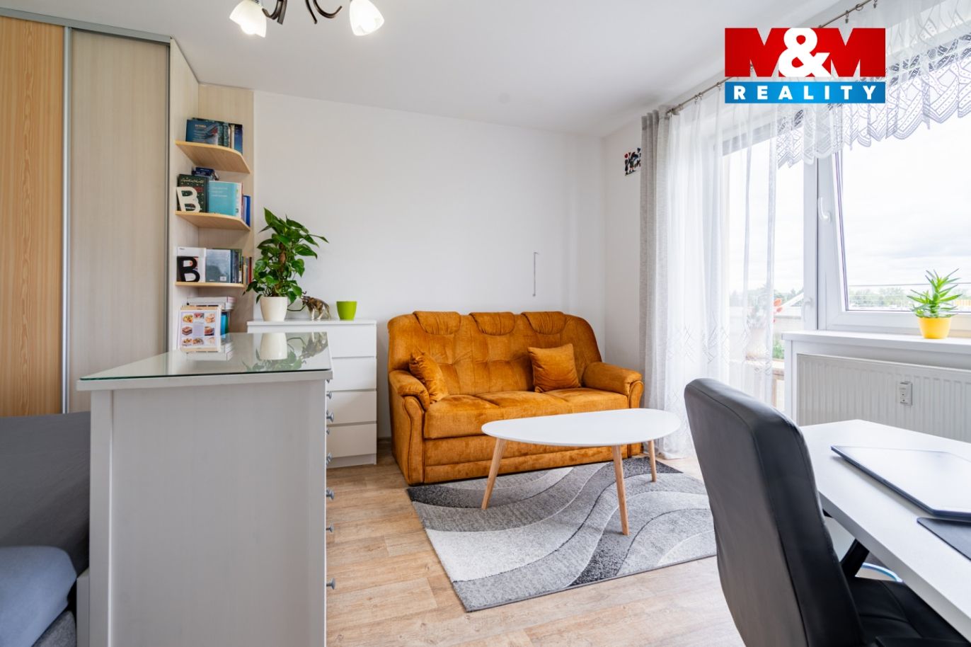 Obývací pokoj se vstupem na balkón