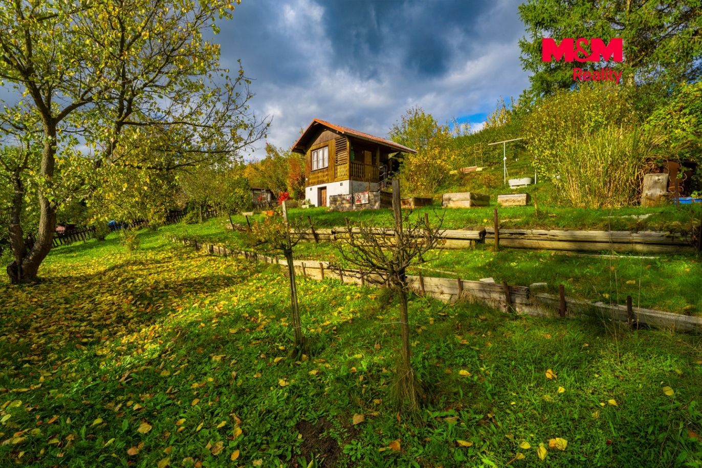 pohled na zahradu a chatu 