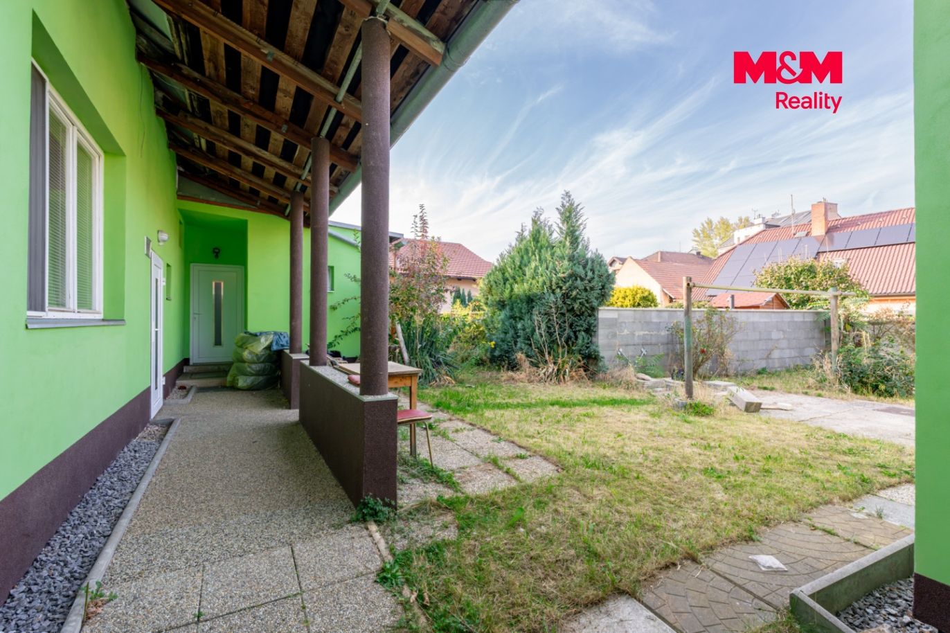 pečky_barákova_exteriér (3 of 8).jpg