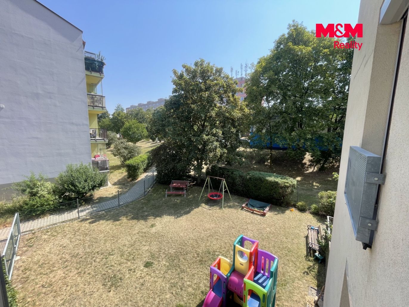Pohled do privátní zahrady s hřištěm