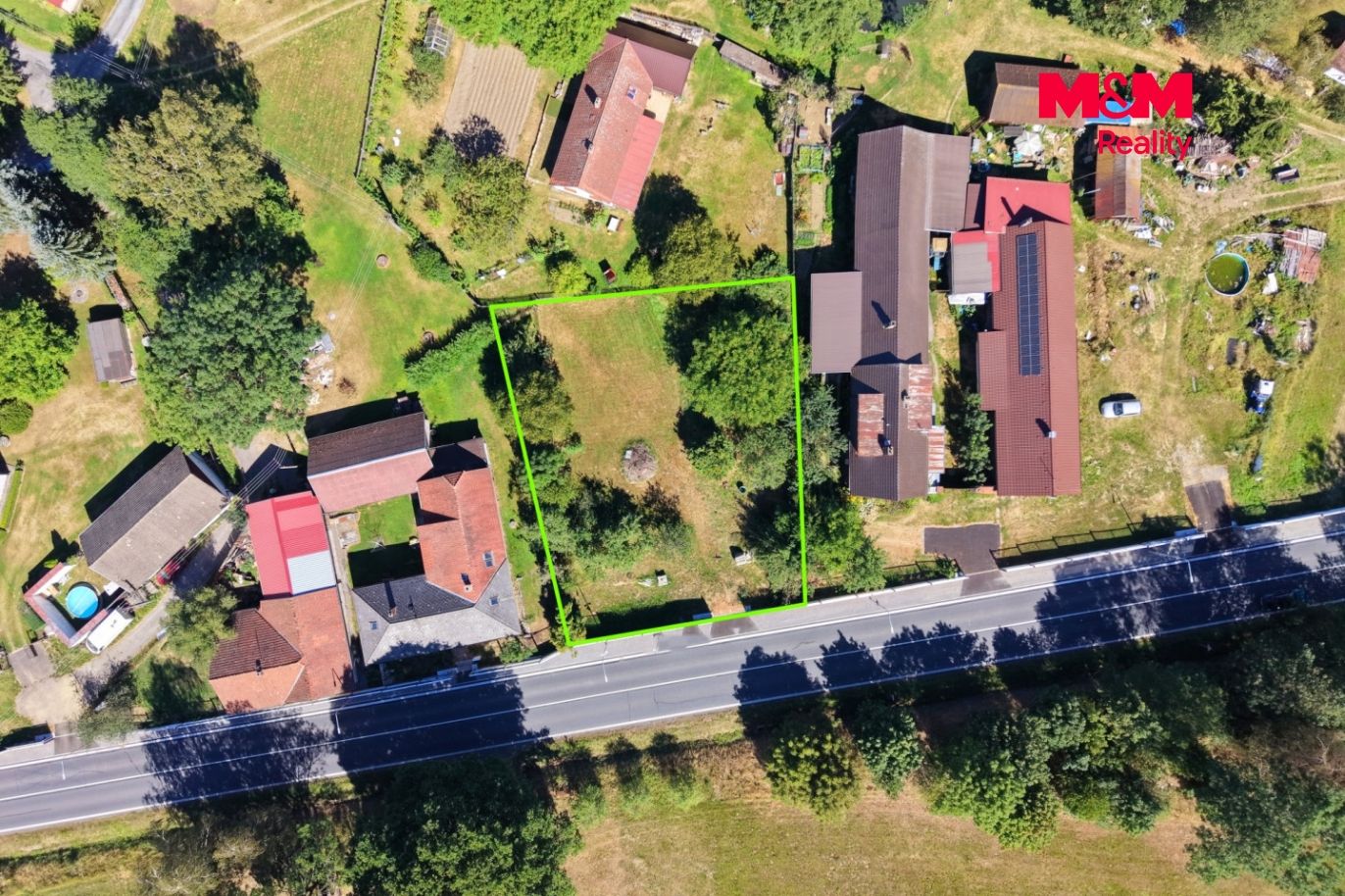 pozemek a okolí