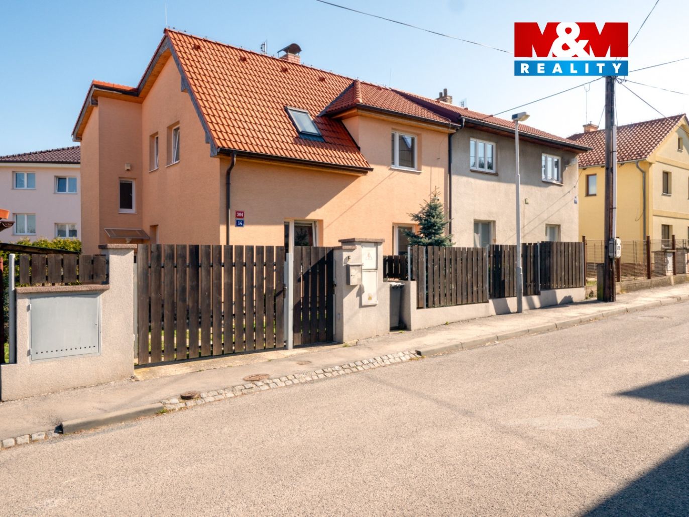 DŮM