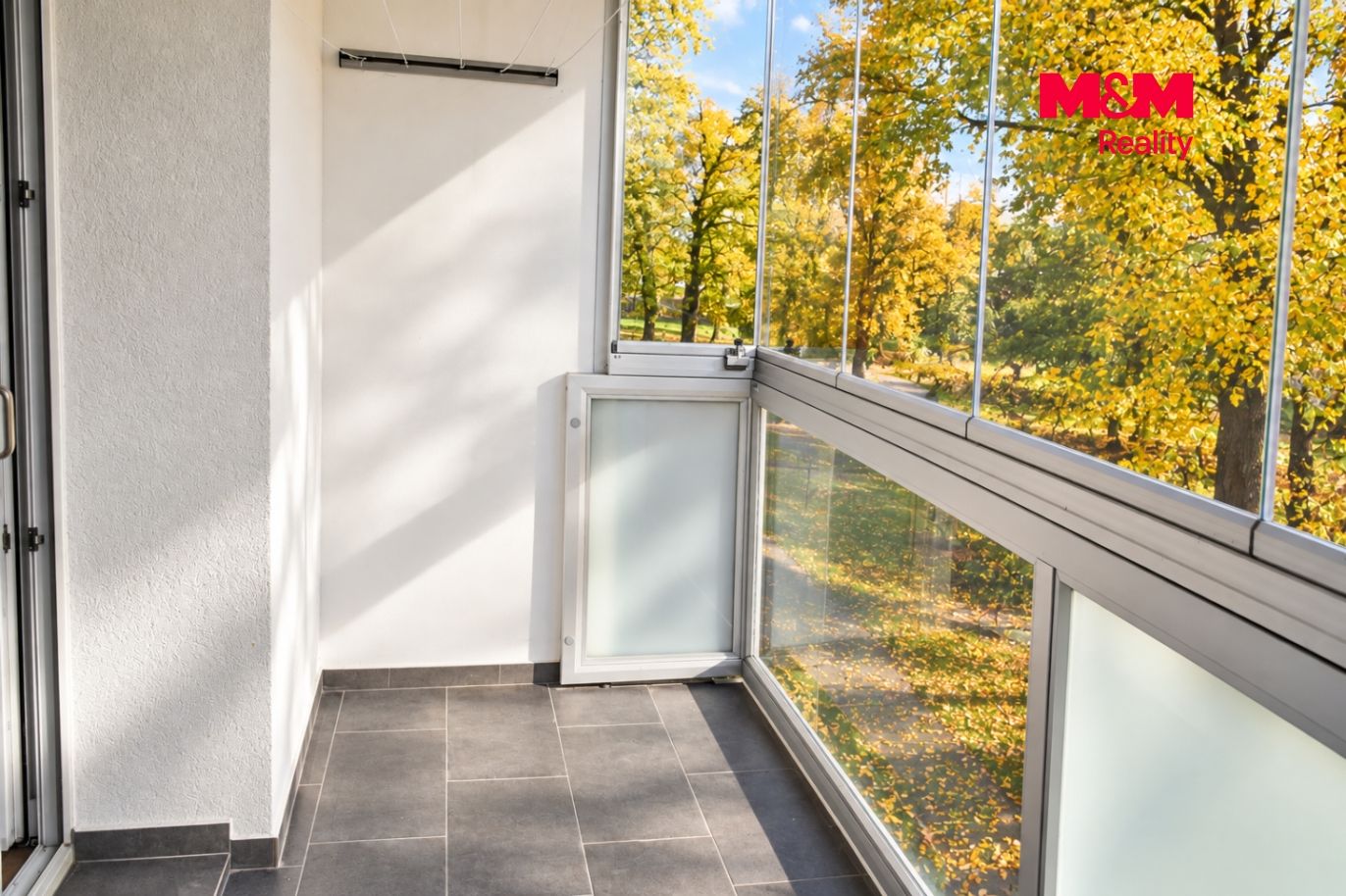 Moderní prosklený balkon v podzimním světle.png