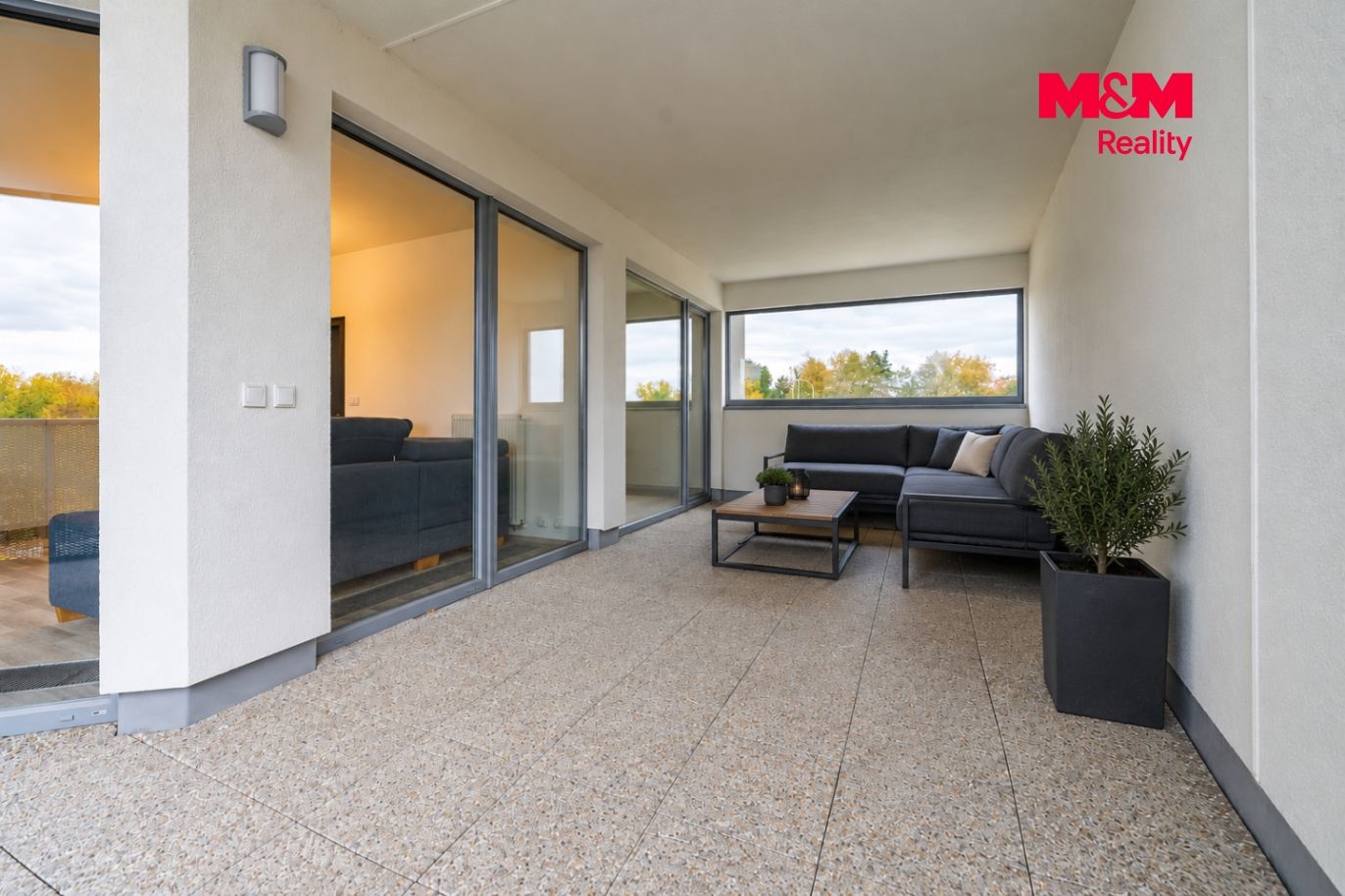 Moderní balkon s útulným posezením.png