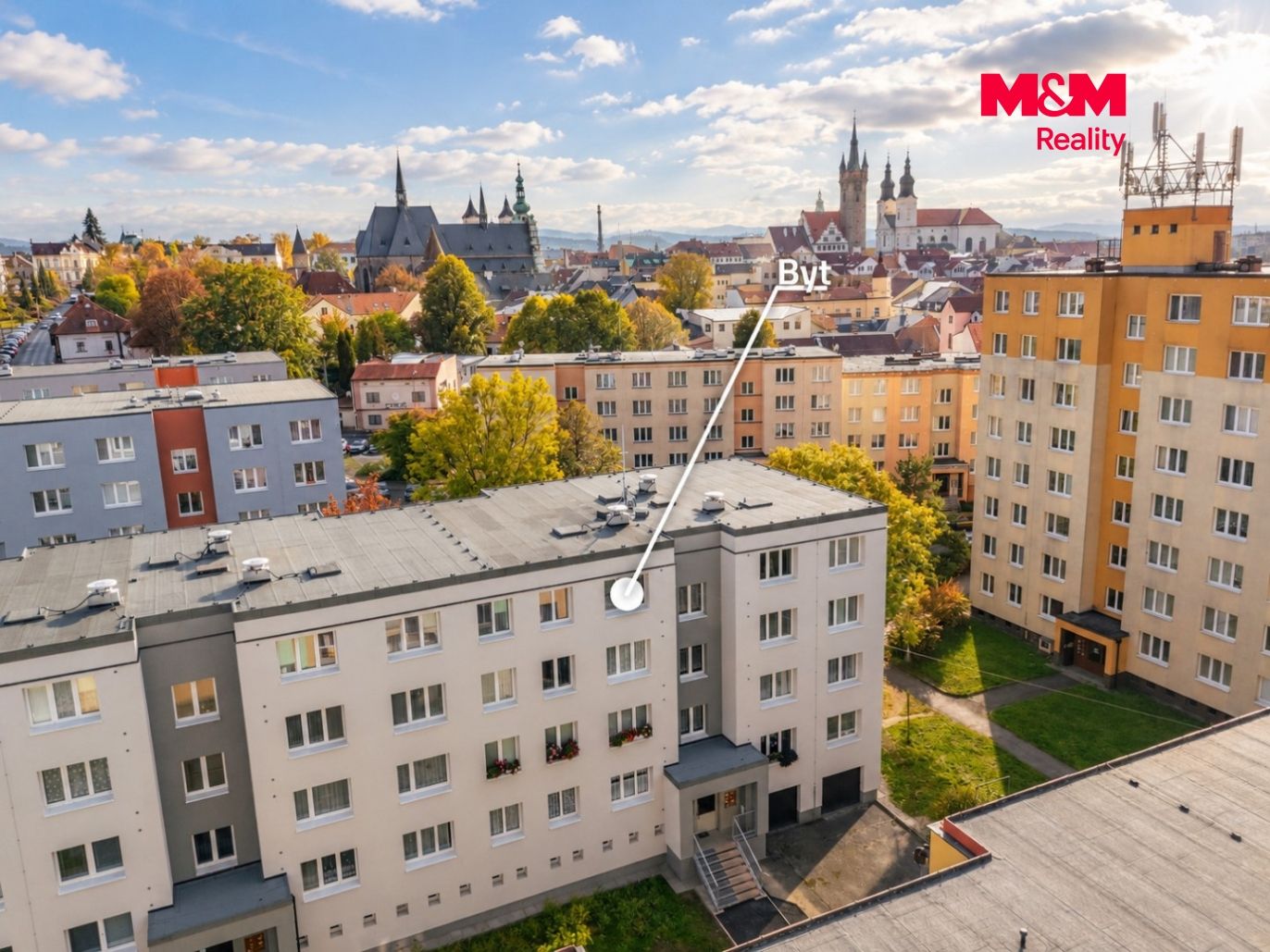 Podzimní panorama města s označeným bytem (1).jpg