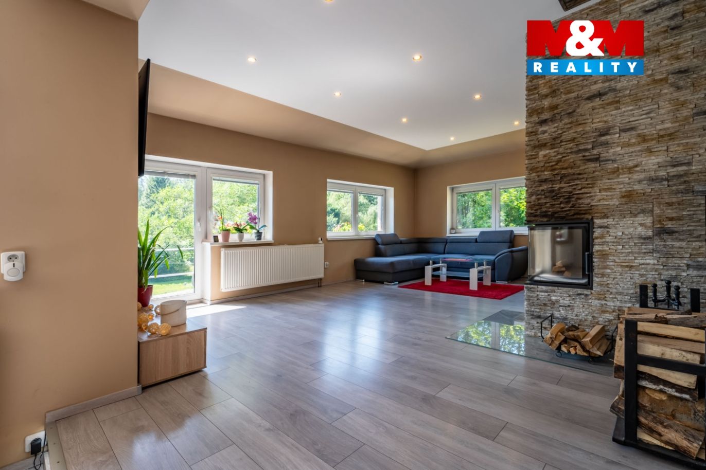 Obývací pokoj s krbem bytu 2+kk 108 m² 