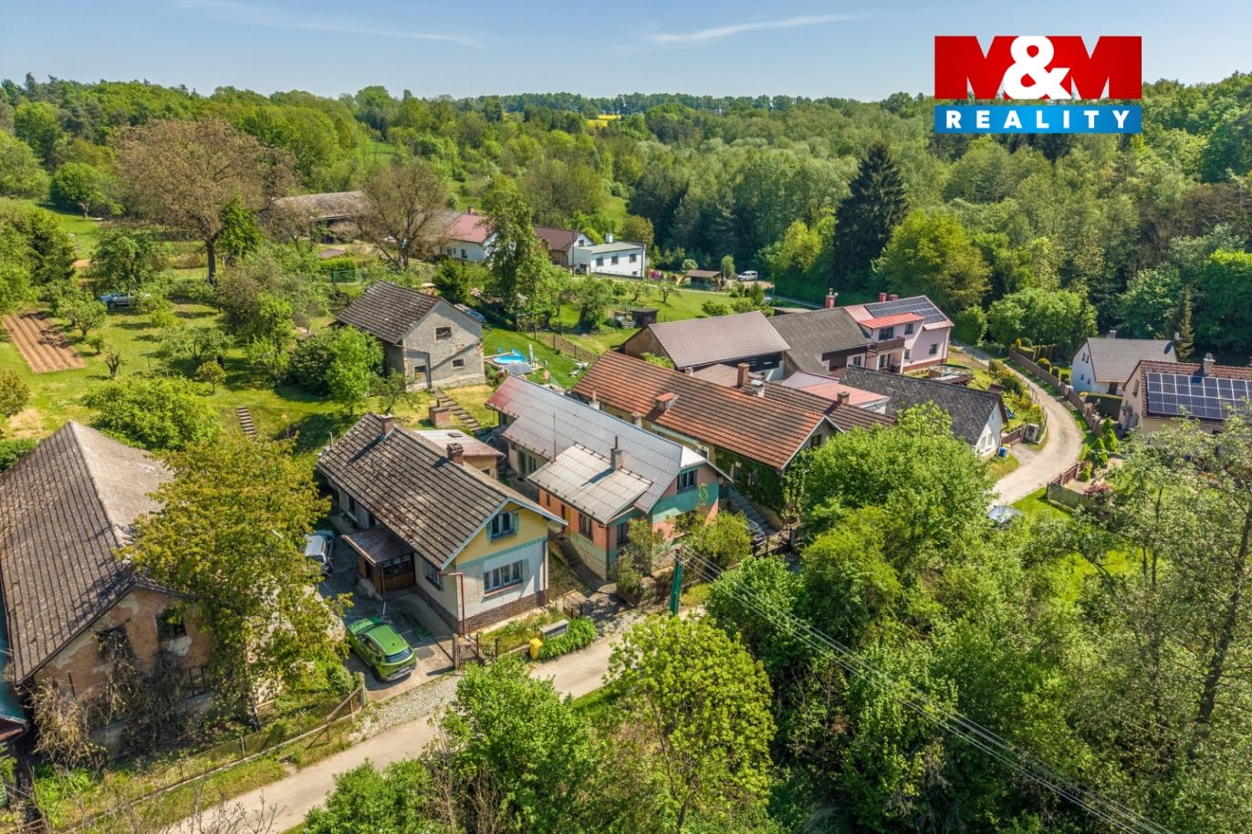 Pohled na dům a okolí
