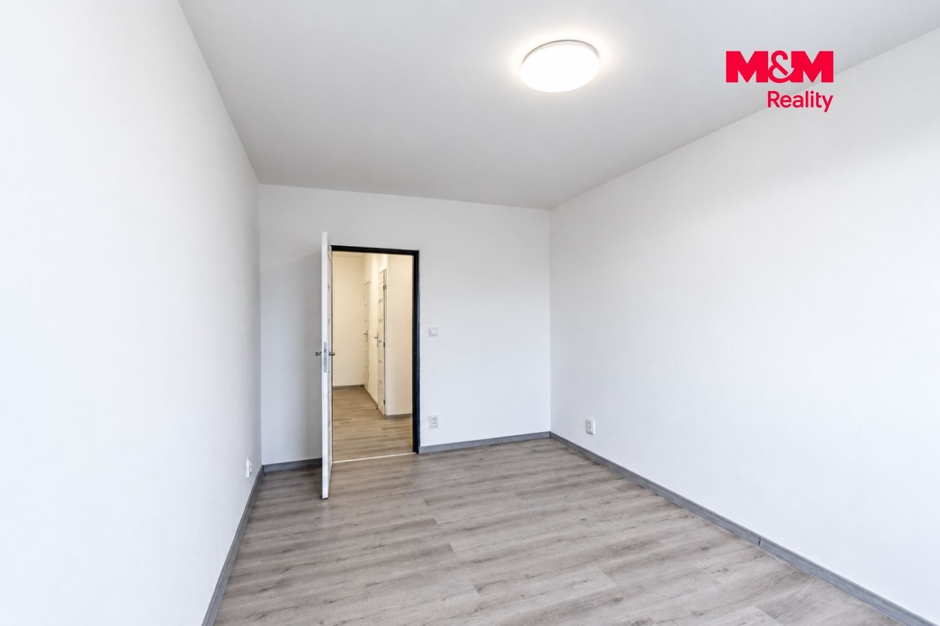 Moderní minimalistický pokoj s otevřenými dveřmi.png