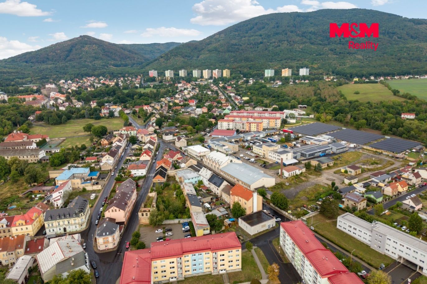 pohled na dům a okolí