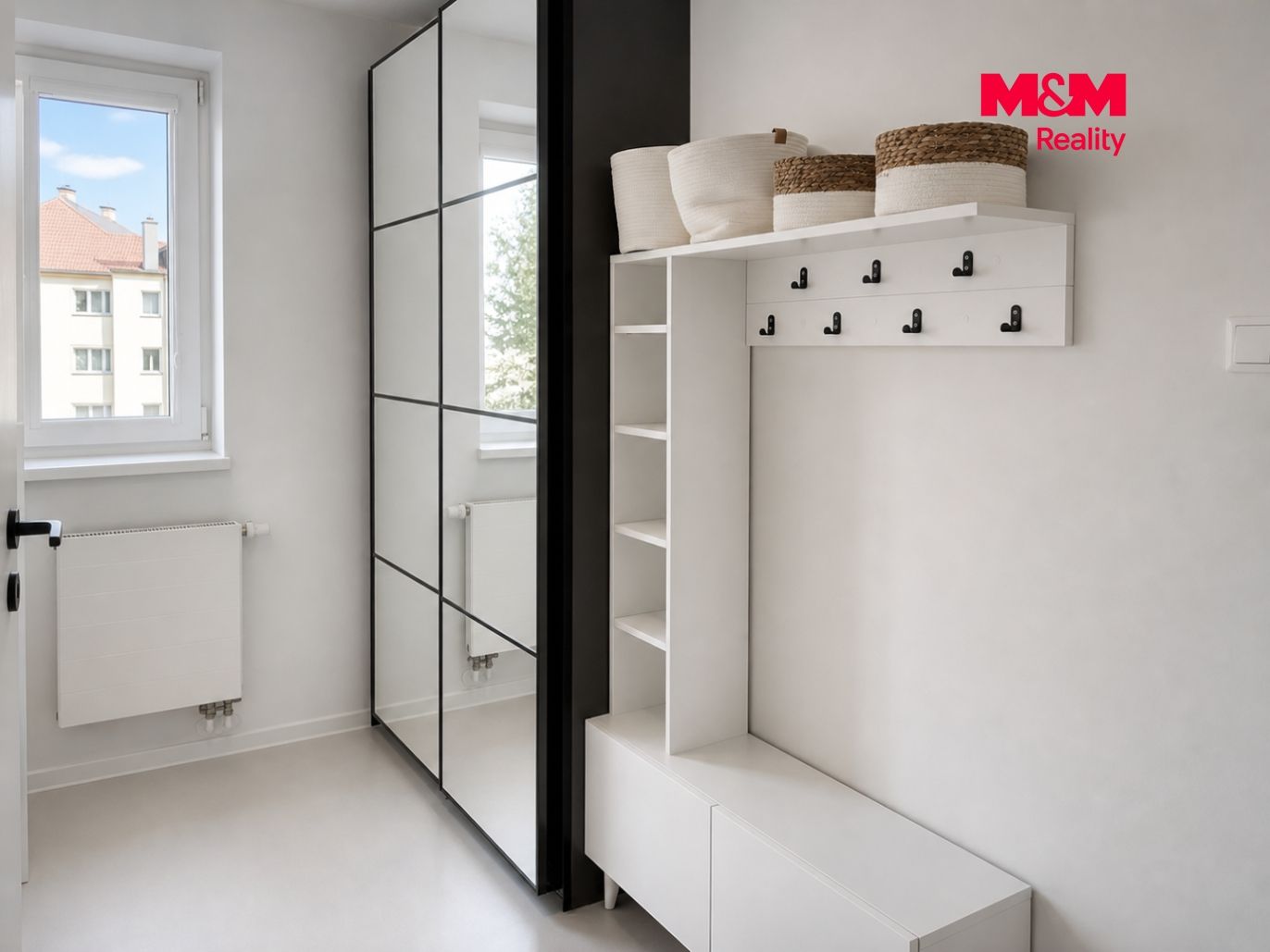 Minimalistyczny biały korytarz z lustrzaną šatní skříní.png