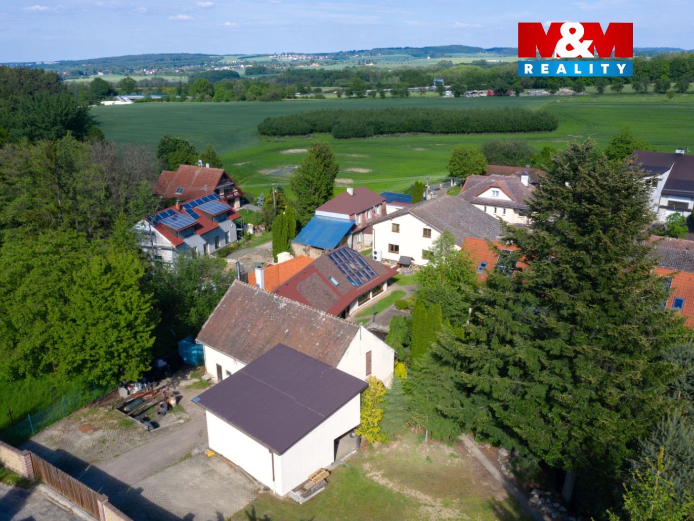 Zadní vjezd - stodola s přístřeškem